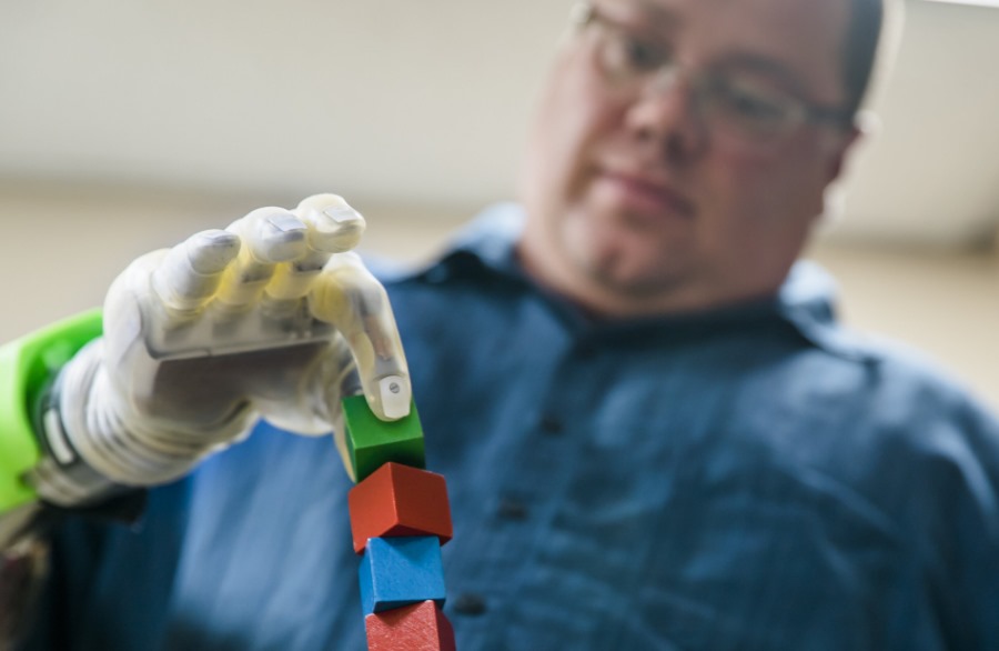 Naukowcy z University of Michigan opracowali niezwykle precyzyjną bioniczną protezę ręki